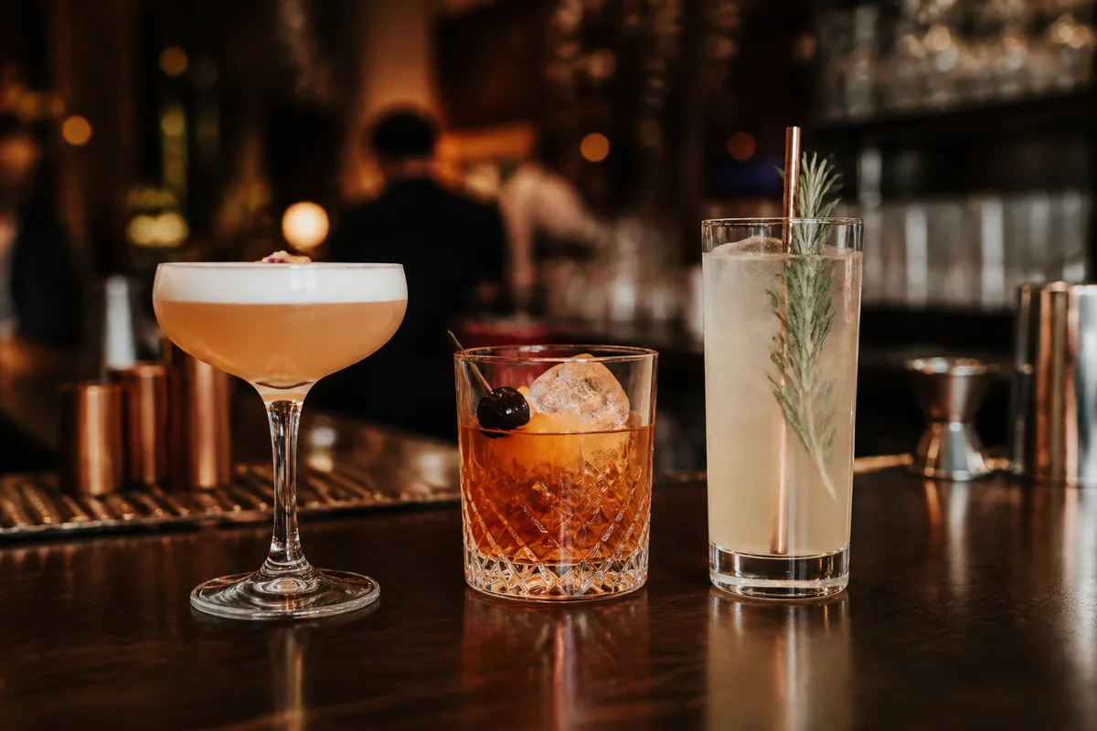 Différents verres à cocktail alignés, coupe, tumbler et verre highball